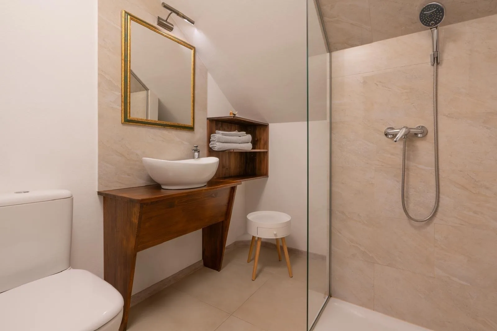 Badezimmer mit Aufsatzwaschbecken auf Holzkonsole und ebenerdiger Dusche