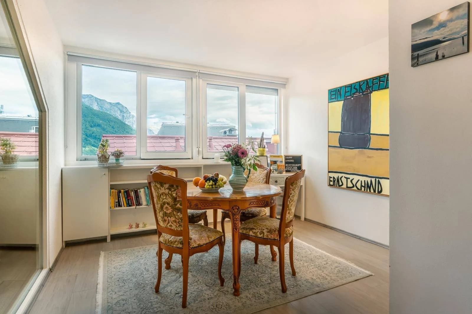Essplatz am Fenster mit Blick auf den Traunstein